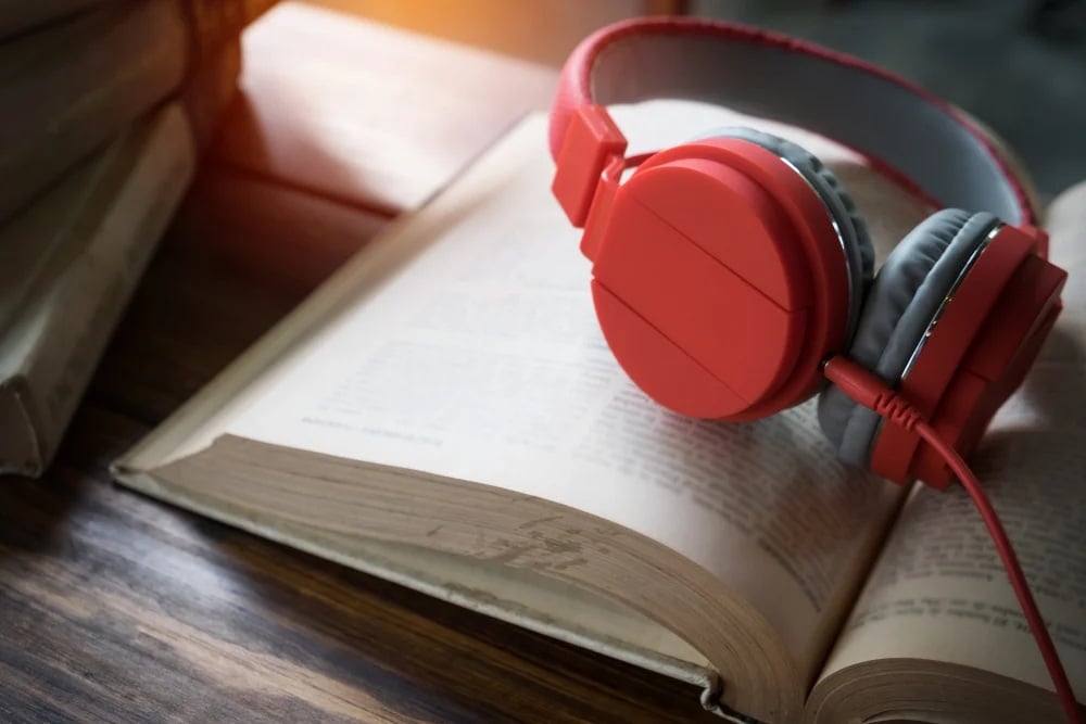 Un instant des livres et des CD casque